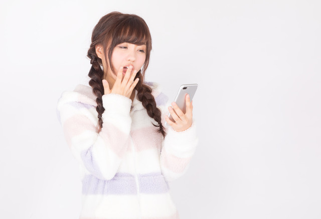 smartphone-yawn.jpg